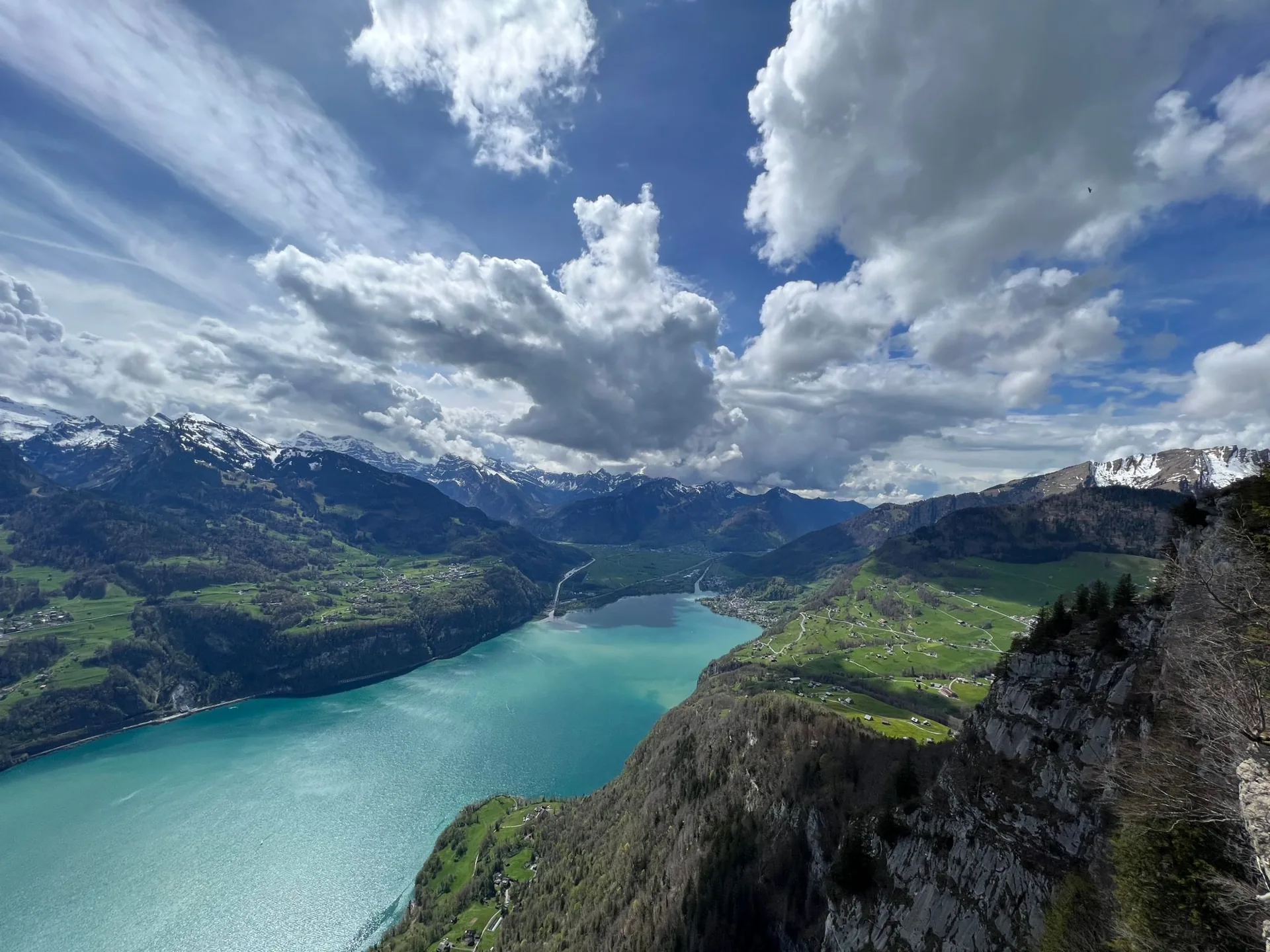 Sommerliche Luftaufnahme der Bucht bei Murg